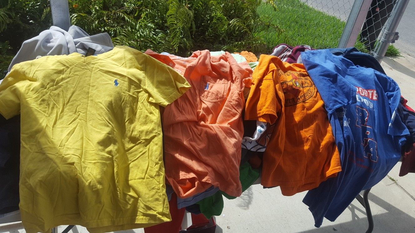 Playeras y shorts para niño.