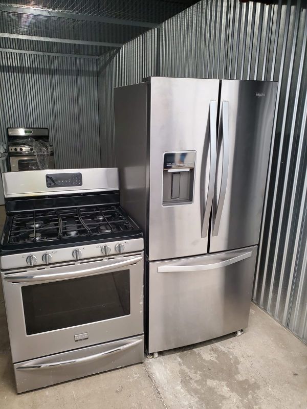 Whirlpool 30in wide refrigerator and gas stove set for Sale in The