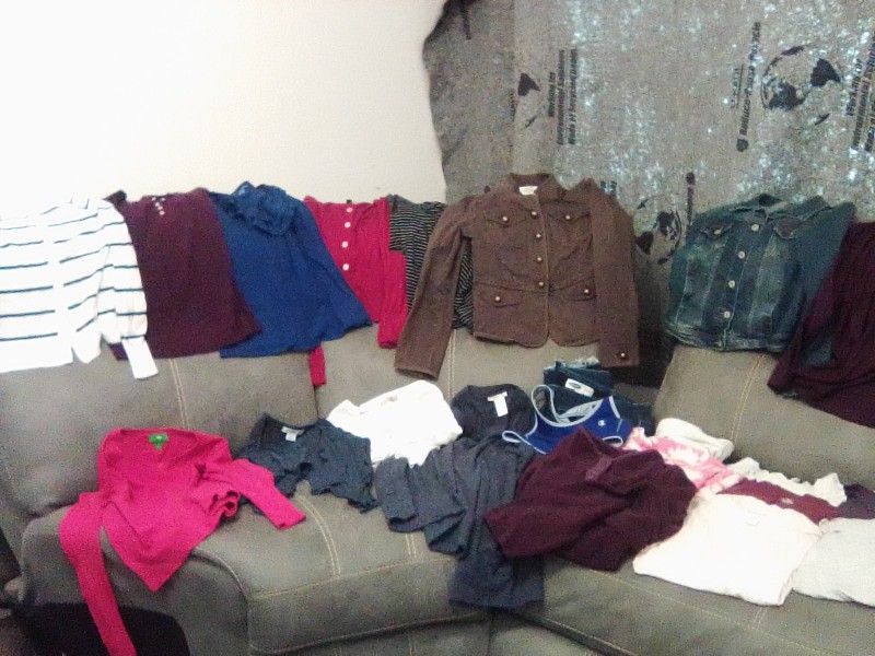 SML WOMAN'S CLOTHES 24 ITEMS LISTED BELOW