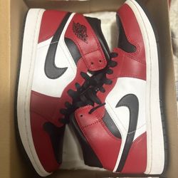 Chicago Black Toe Jordan 1 mid