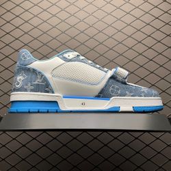 Fashionable Sneakers 