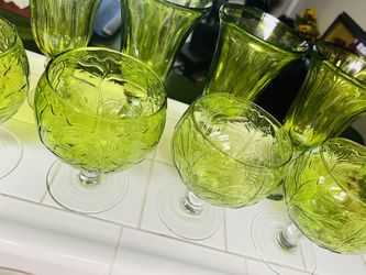 Beautiful green/red glass wear set - 14 piece