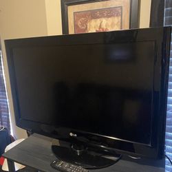 Lg 32 Inch TV Flat Screen 32LH20-UA with Remote Control 