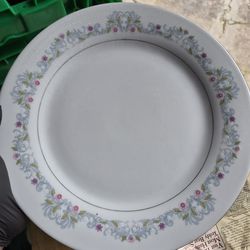 China set, 4plates, 2 cups, and creamer cup