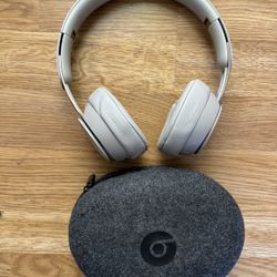 Beats Solo Pro - Grey w/ Case