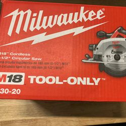 Milwaukee M18 18V Lithium-Ion Cordless 6-1/2 in. Circular Saw (Tool-Only)