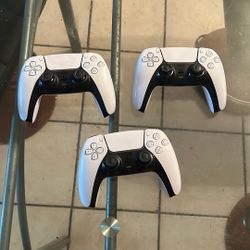 3 Playstation 5 controllers 