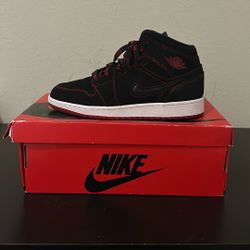 Air Jordan 1 Mid Fearless Size 4.5 Y