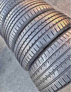 235/60r18 Yokohama tires con 80% de Vida las 4