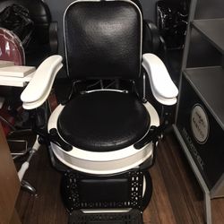  Antique barber chair 1910