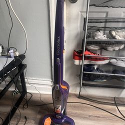 Vacuum cleaner ( NEEDS SCREW )  brand new