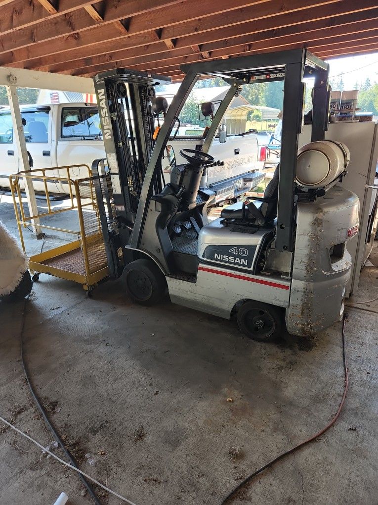 2005 Nissan 40 Propane Forklift