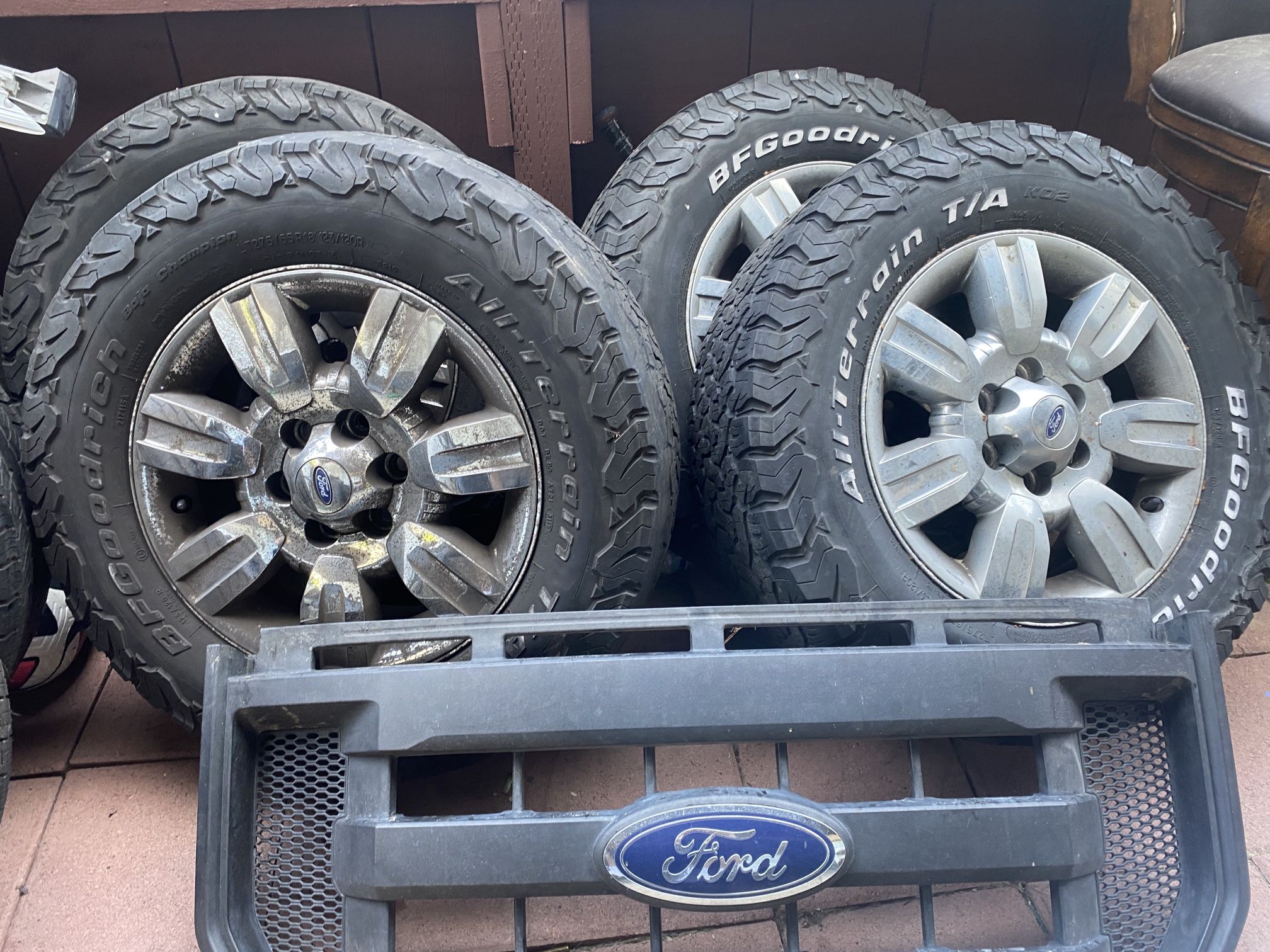 Ford F-150 set of four wheels 275 /65 R18 & grille take it all for $120