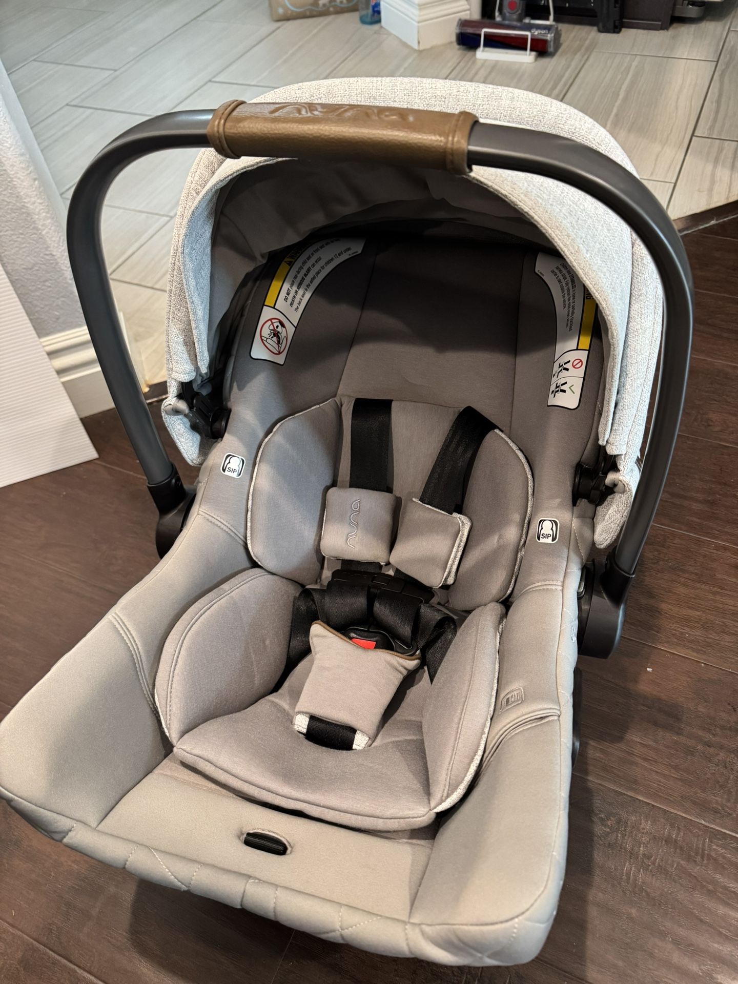 Nuna Infant Car Seat, Travel xl system– Like New (99% New Condition)