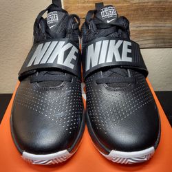 *NEW* Nike Team Hustle D 8 Shoes Youth Black Strap Basketball Size 5.5Y