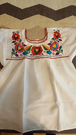 Blusa mexicana bordada. Diferentes tallas