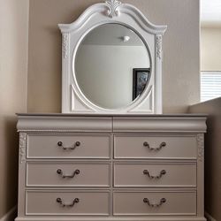 6-Drawer Traditional Dresser And Mirror