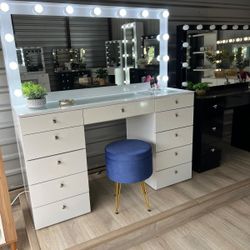 BRAND NEW Makeup Vanity with Hollywood lights and Cristal knobs - DELIVERY