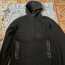 Size Medium - Nike Tech Black