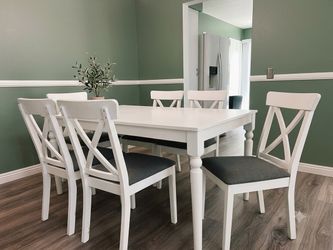 Beautiful and Versatile 7 Piece Dining Room Set - Like new condition