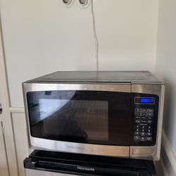 Insignia Microwave