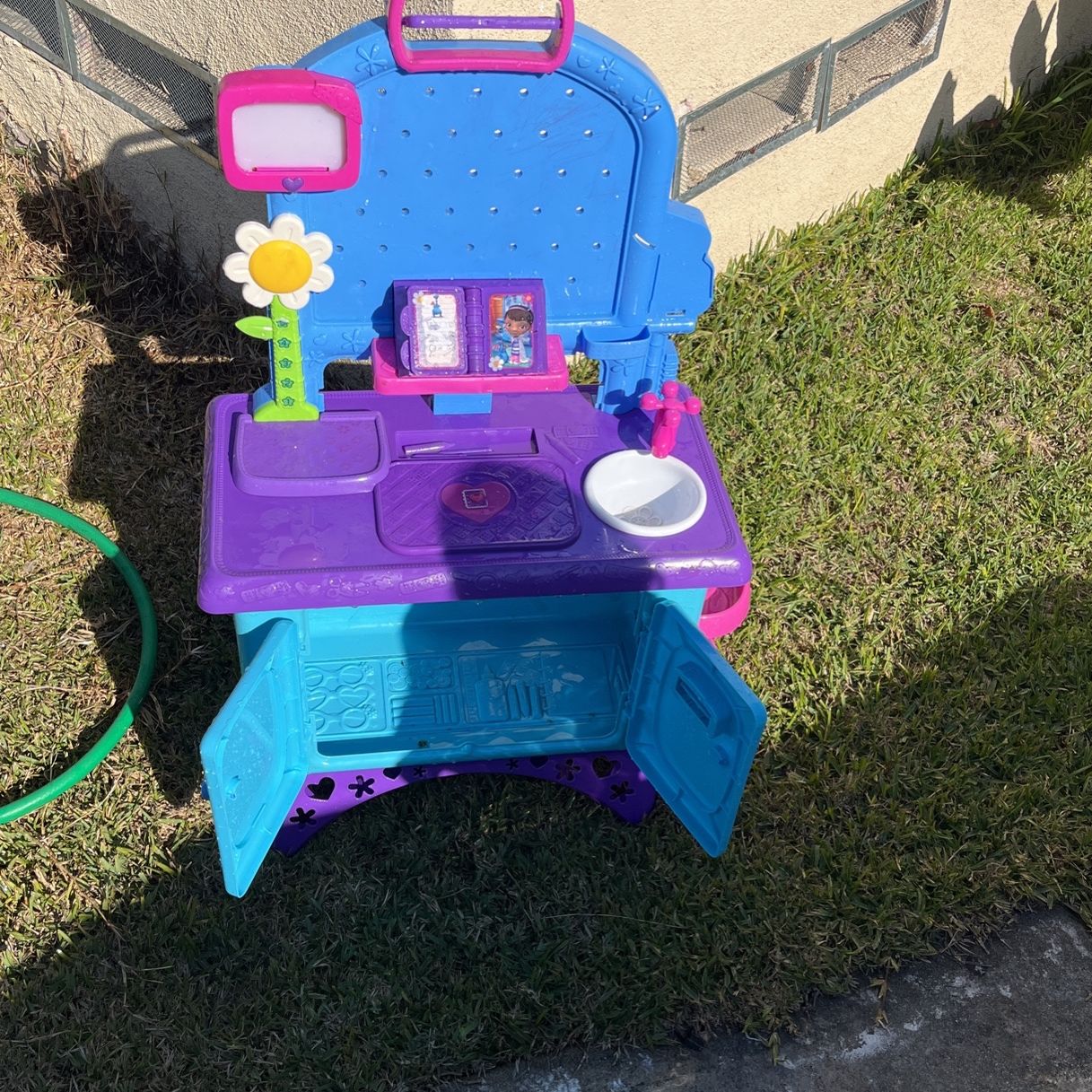 Doc mcstuffins damaged kitchen playset
