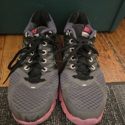 Nike Tennis Shoes Size8.5