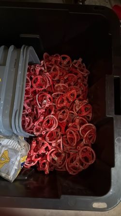Self leveling tile spacer caps