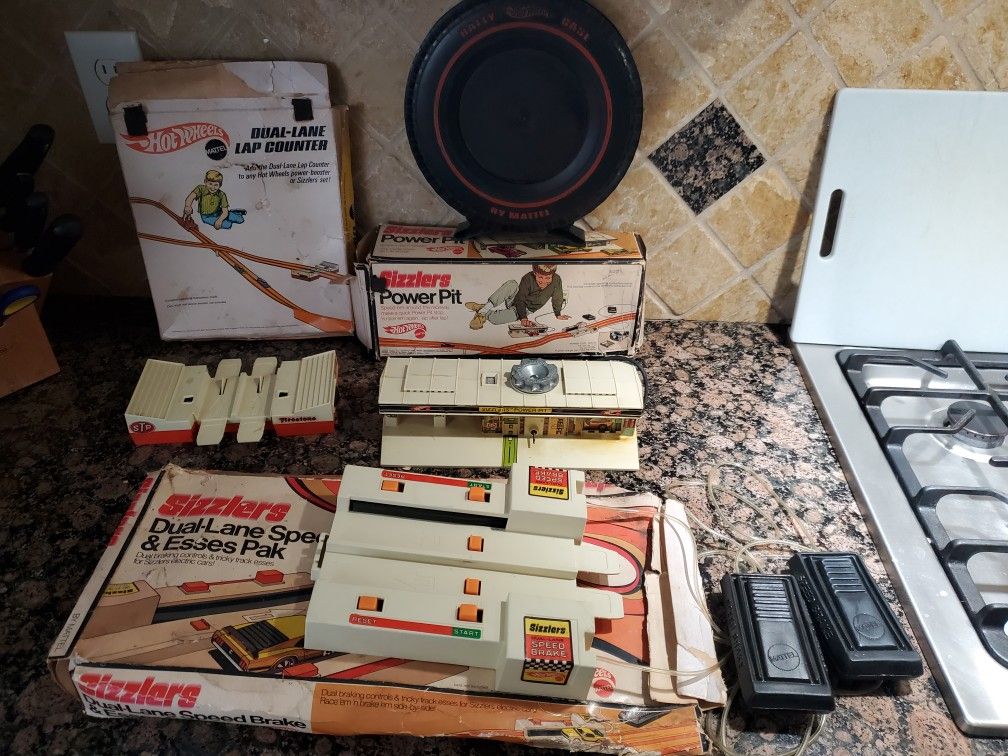 VINTAGE HOT WHEELS ITEMS 1970'S