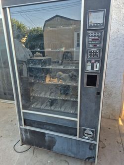 Snack vending machine