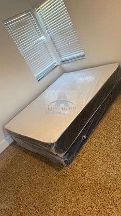 Queen mattress Regular set with box spring (2pc - new)