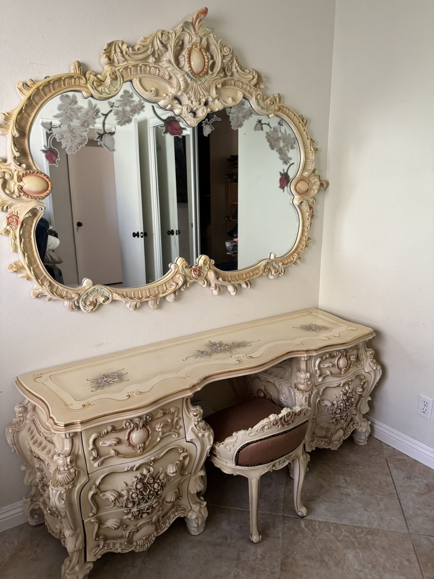 Dresser With Mirror
