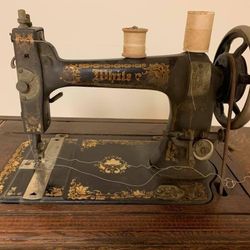 Late 1700s To Early 1800s Sewing Machine