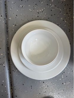 White dinnerware set - threshold