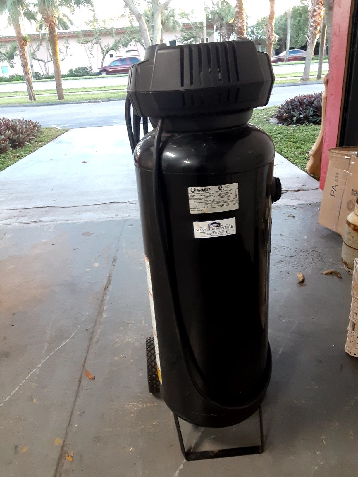 KOBALT 22 gallon DIGITAL AIR COMPRESSOR LIKE NEW CONDITIONS 2 TIME USED