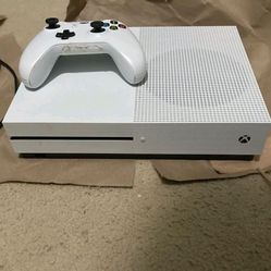 1T  Xbox One S With One Controller 