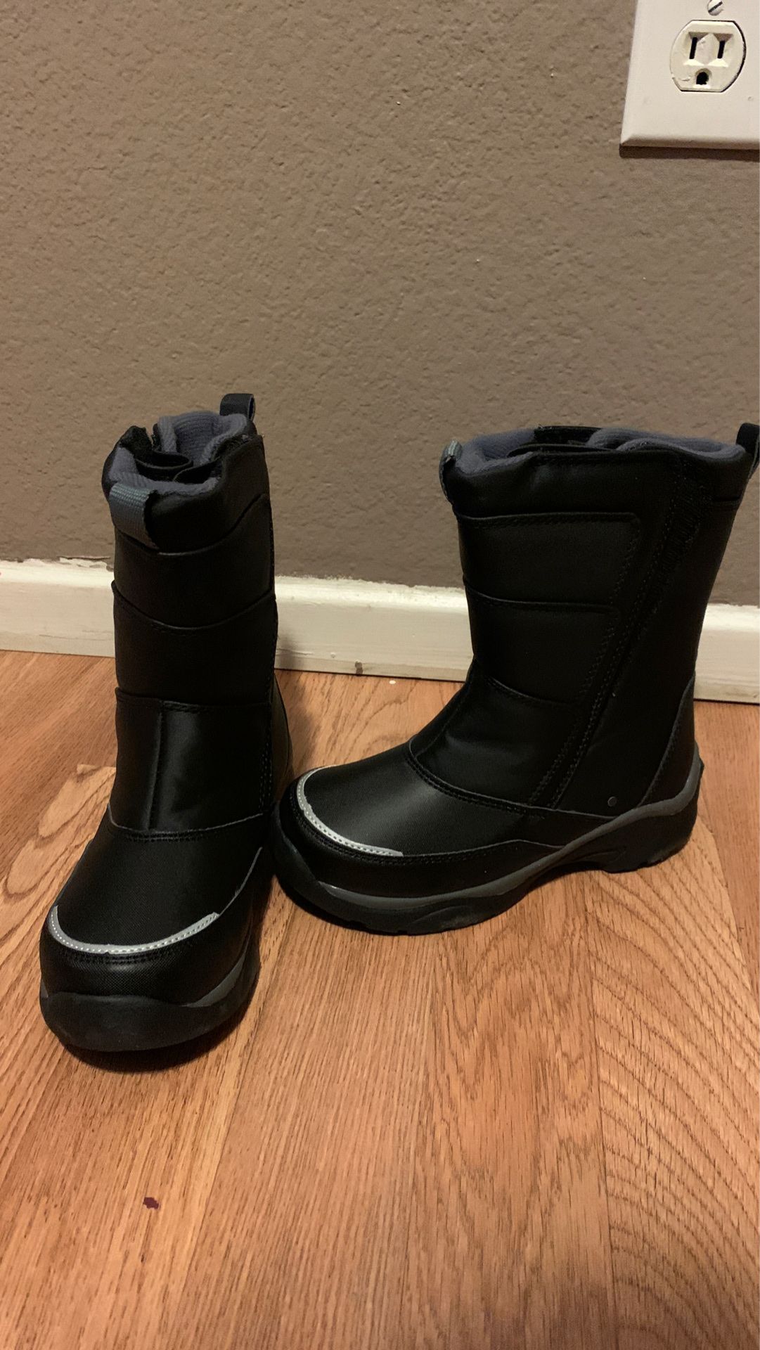 Snow boots kid size 13