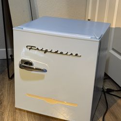 Frigidaire Mini Fridge Retro Style 