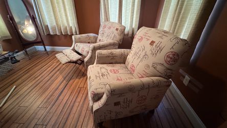 Recliner chairs like new