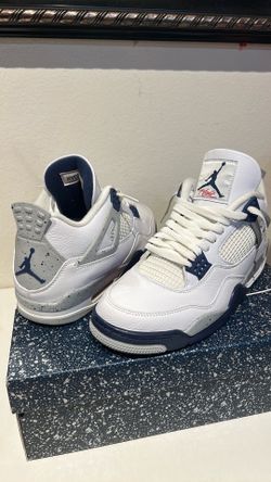 MIDNIGHT NAVY JORDAN 4