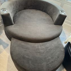 Round Swivel Theatre Chair With Cup Holders And Tray Table