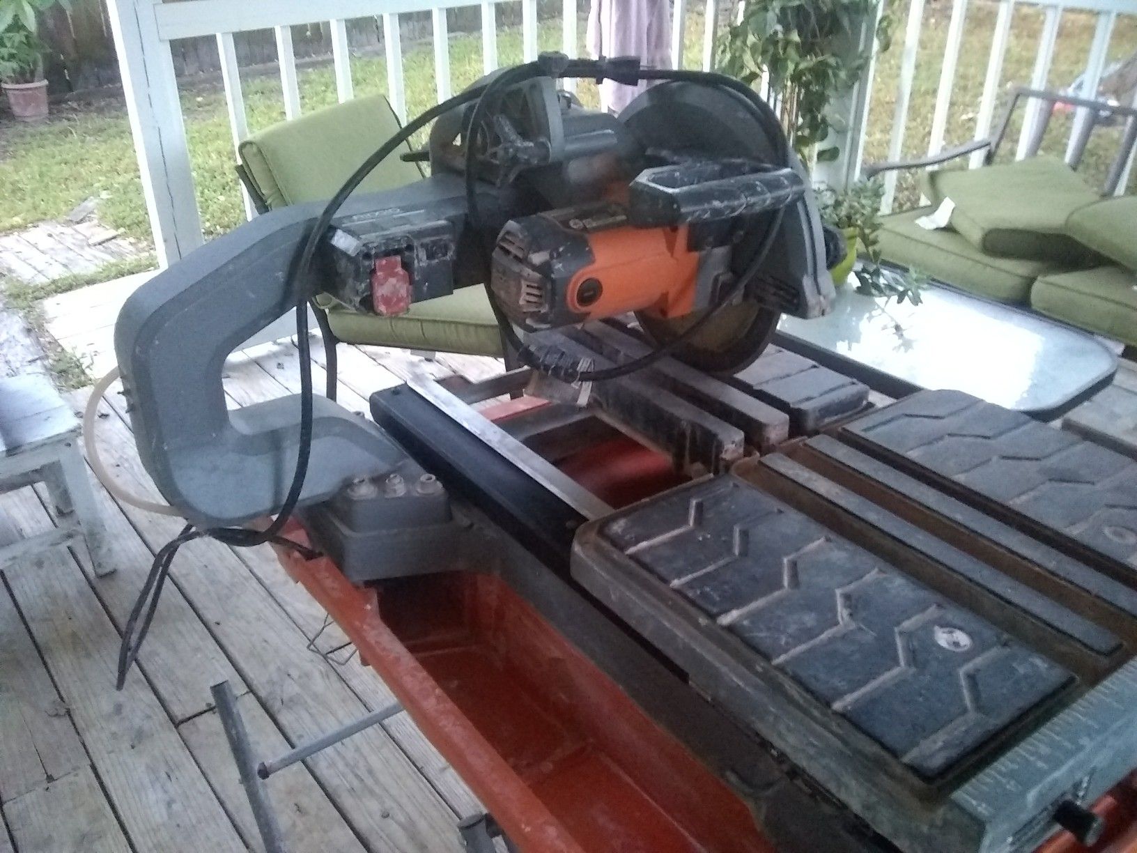 Tile cutting machine