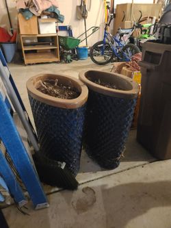 2 ceramic outdoor planters