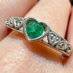 10K white Gold Emerald Diamond Heart Ring EUC