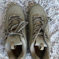 Woman’s Tennis shoes 