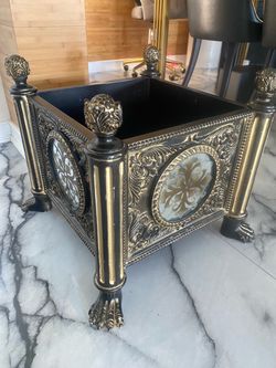 Ornate Gold Decorative Planter. Macetero Decorativo Dorado
