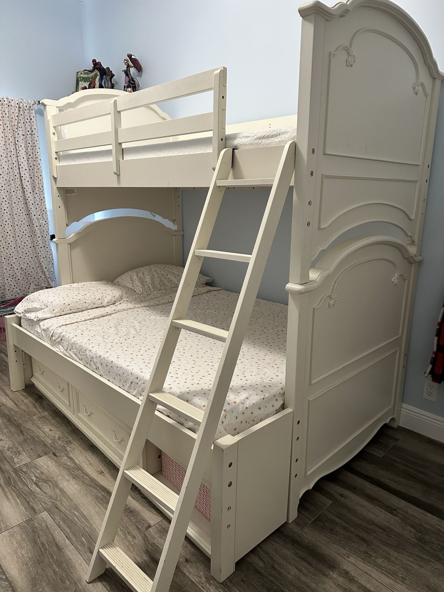 City Furniture Bunk bed & Drawer W/Mirror Set