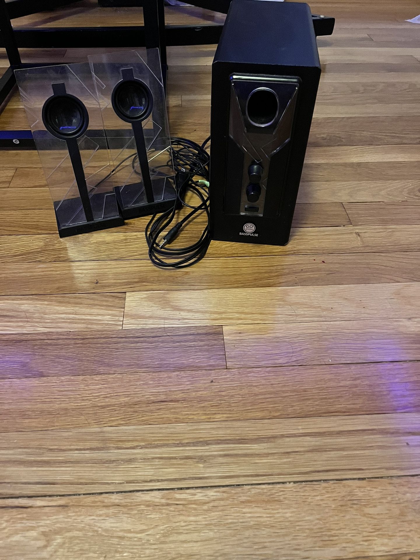 monitor and speakers 