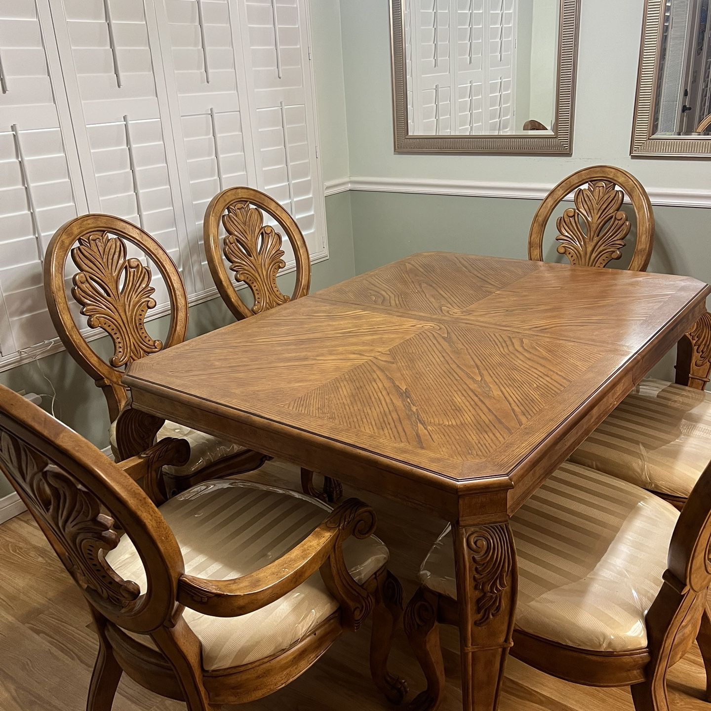 Dining room set, medium oak color, six chairs and center leaf