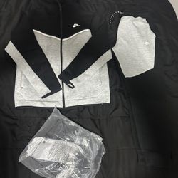 Nike Tech Size Large New 